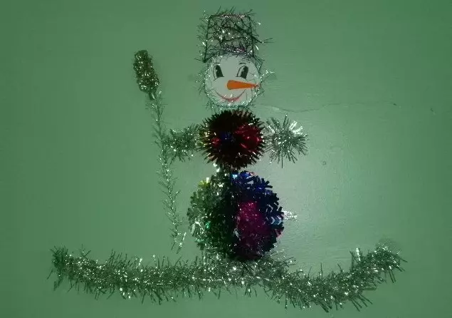 Dekorationer på muren i Mishura: Hur vacker att hänga glitter i form av en snögubbe figur? Hur man gör din egen handklocka och snöflingor på väggen för det nya året? 7639_25