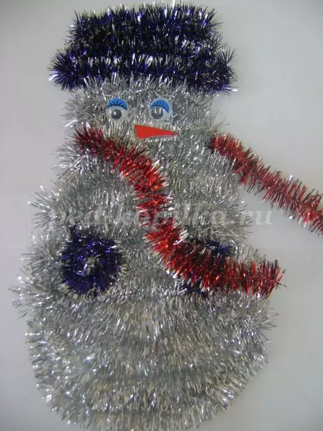 Dekorazzjonijiet fuq il-ħajt ta 'Mishura: Kif sbieħ li hang Tinsel fil-forma ta' figura snowman? Kif tagħmel il-qanpiena ta 'l-idejn u l-silġ tiegħek fuq il-ħajt għas-sena l-ġdida? 7639_26