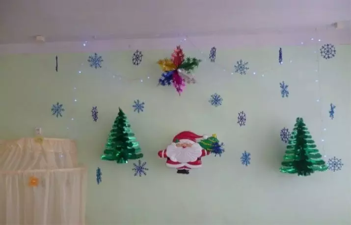 Versierings op die muur van Mishura: Hoe mooi om kleintjie in die vorm van 'n sneeumanfiguur te hang? Hoe om jou eie handklok en sneeuvlok op die muur vir die nuwe jaar te maak? 7639_30