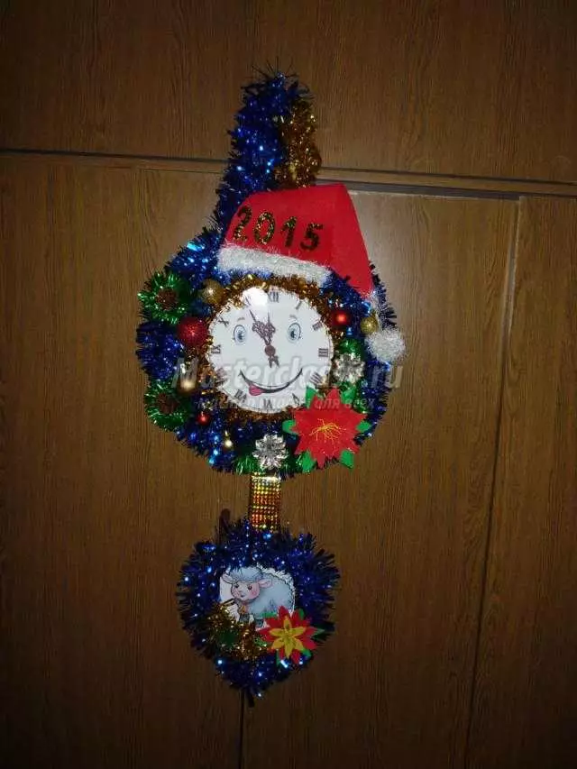 Decoraciones en la pared de Mishura: ¿Qué tan hermoso para colgar la oropel en la forma de una figura de muñeco de nieve? ¿Cómo hacer tu propia mano campana y copo de nieve en la pared para el nuevo año? 7639_39