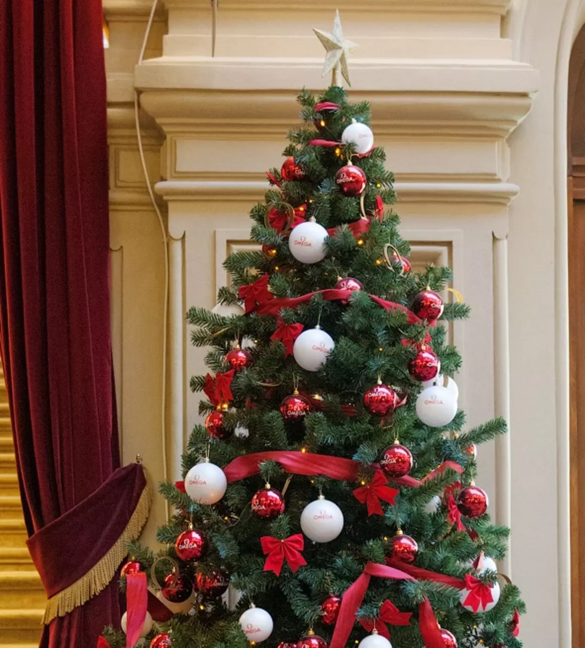 Ziemassvētku eglīšu apdare ar lokiem (35 fotogrāfijas): loki ar bumbiņām un ziediem, ar lentēm un pērlēm, skaisti rotā Ziemassvētku eglīti ar sarkaniem un baltām lokiem 7640_10