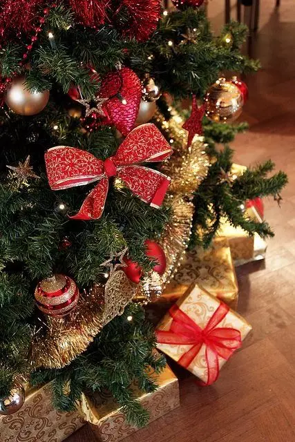 Kalėdų eglutės apdaila su lankais (35 nuotraukos): lankai su kamuoliais ir gėlėmis, su juostelėmis ir karoliukais, gražiai papuošė Kalėdų eglutę su raudonomis ir baltomis lankais 7640_11