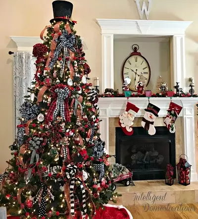Ziemassvētku eglīšu apdare ar lokiem (35 fotogrāfijas): loki ar bumbiņām un ziediem, ar lentēm un pērlēm, skaisti rotā Ziemassvētku eglīti ar sarkaniem un baltām lokiem 7640_2