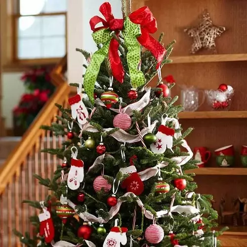 Kalėdų eglutės apdaila su lankais (35 nuotraukos): lankai su kamuoliais ir gėlėmis, su juostelėmis ir karoliukais, gražiai papuošė Kalėdų eglutę su raudonomis ir baltomis lankais 7640_21