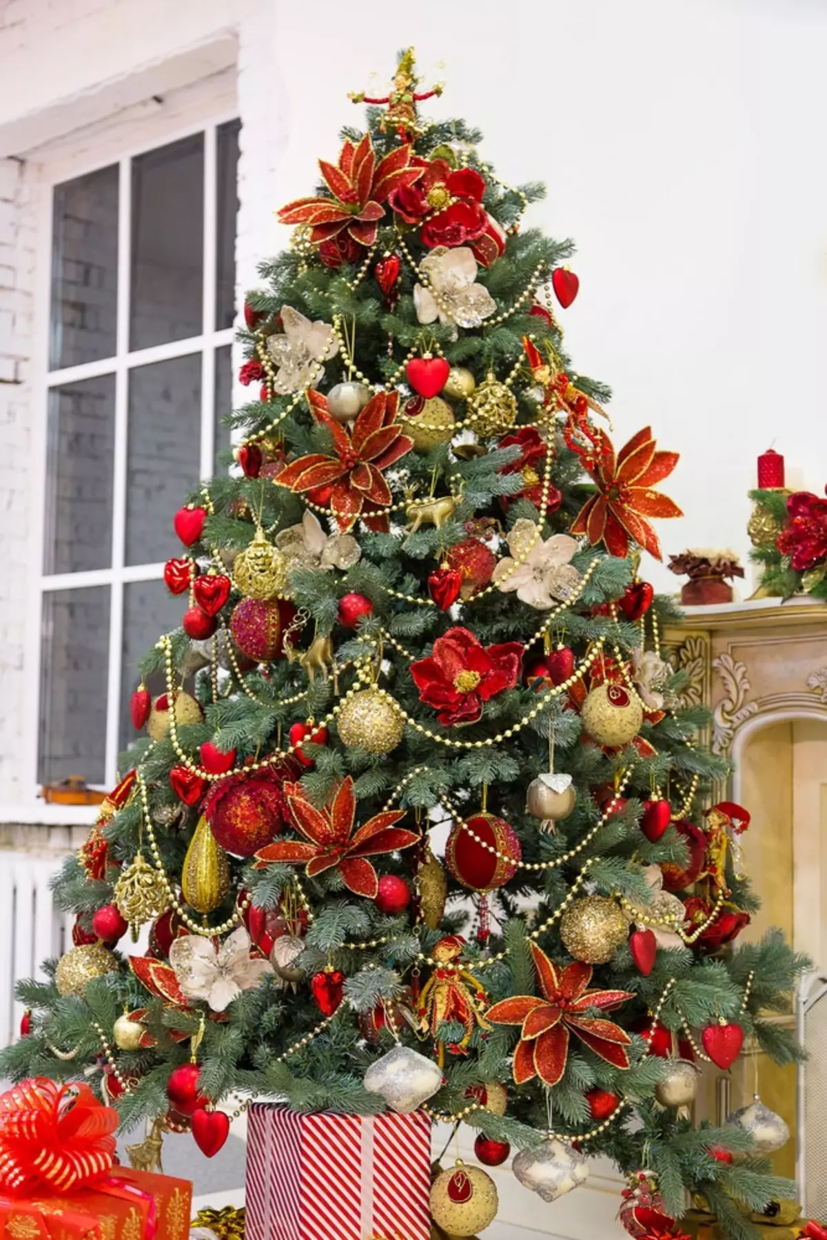 Kalėdų eglutės apdaila su lankais (35 nuotraukos): lankai su kamuoliais ir gėlėmis, su juostelėmis ir karoliukais, gražiai papuošė Kalėdų eglutę su raudonomis ir baltomis lankais 7640_27