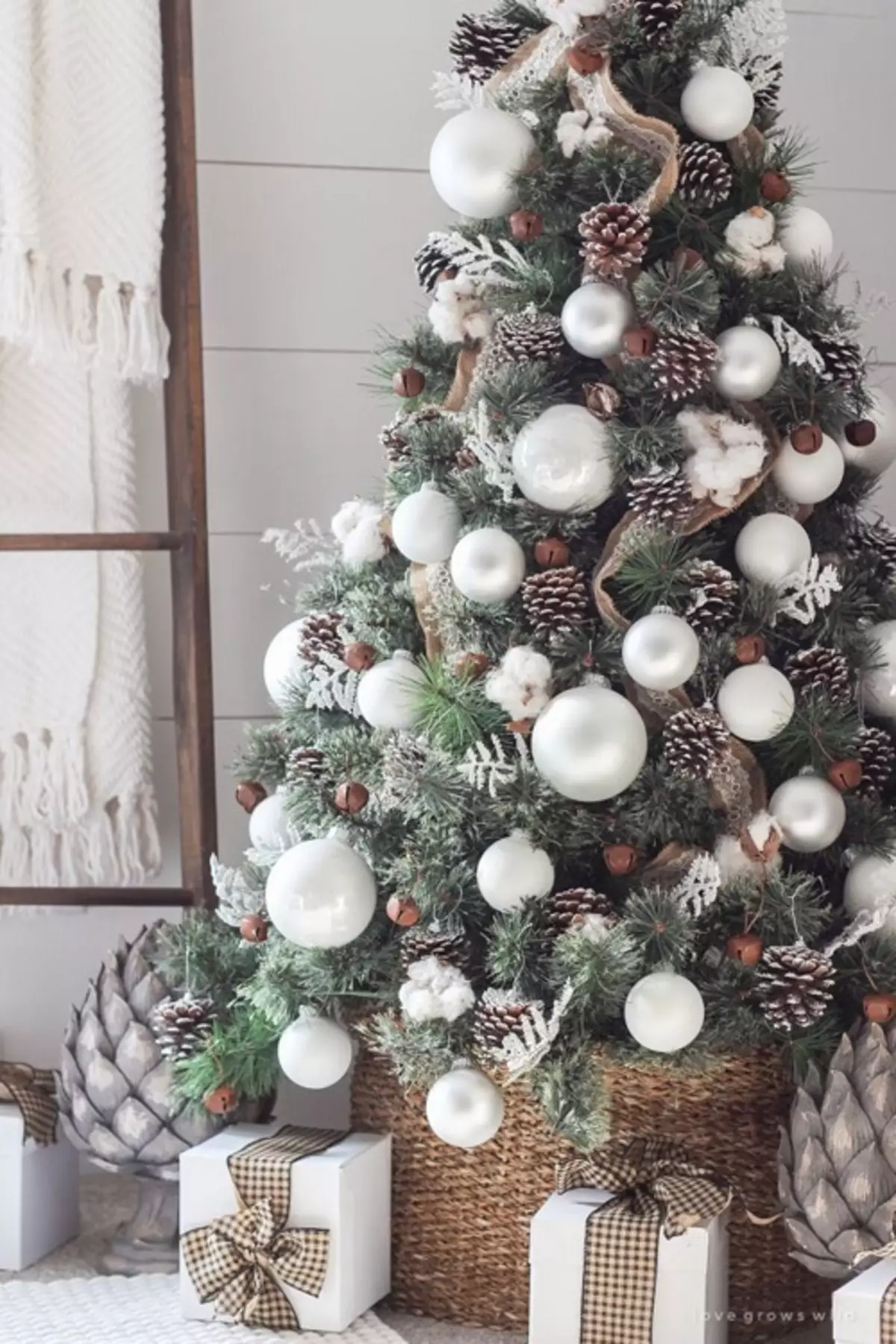 Ziemassvētku eglīšu apdare ar lokiem (35 fotogrāfijas): loki ar bumbiņām un ziediem, ar lentēm un pērlēm, skaisti rotā Ziemassvētku eglīti ar sarkaniem un baltām lokiem 7640_31