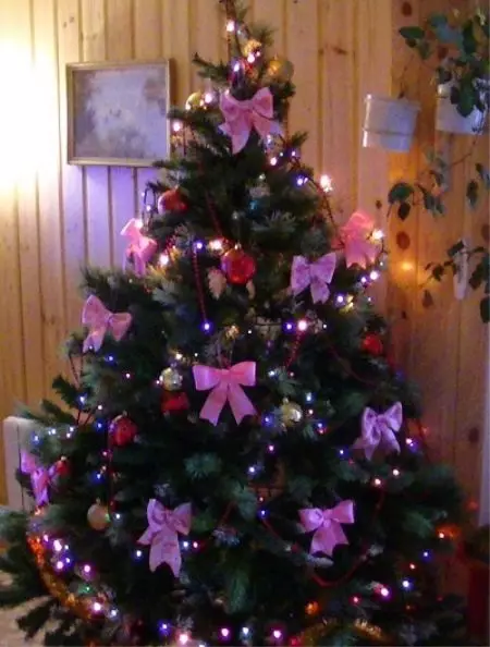 Kalėdų eglutės apdaila su lankais (35 nuotraukos): lankai su kamuoliais ir gėlėmis, su juostelėmis ir karoliukais, gražiai papuošė Kalėdų eglutę su raudonomis ir baltomis lankais 7640_33