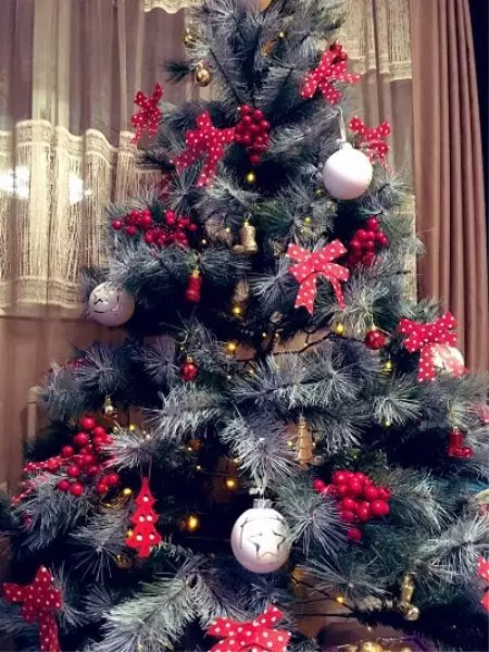 Kalėdų eglutės apdaila su lankais (35 nuotraukos): lankai su kamuoliais ir gėlėmis, su juostelėmis ir karoliukais, gražiai papuošė Kalėdų eglutę su raudonomis ir baltomis lankais 7640_34