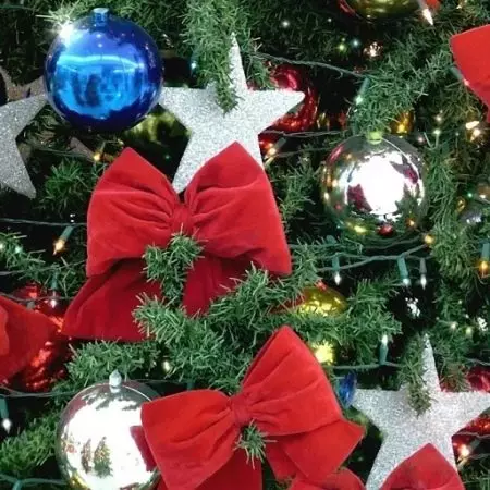 Ziemassvētku eglīšu apdare ar lokiem (35 fotogrāfijas): loki ar bumbiņām un ziediem, ar lentēm un pērlēm, skaisti rotā Ziemassvētku eglīti ar sarkaniem un baltām lokiem 7640_35