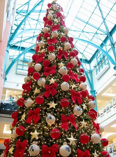 Ziemassvētku eglīšu apdare ar lokiem (35 fotogrāfijas): loki ar bumbiņām un ziediem, ar lentēm un pērlēm, skaisti rotā Ziemassvētku eglīti ar sarkaniem un baltām lokiem 7640_5