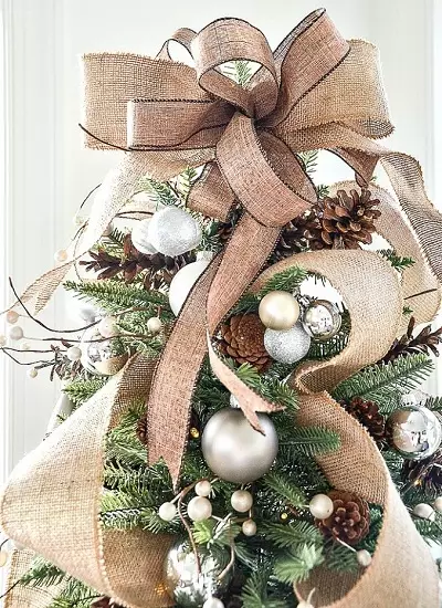Kalėdų eglutės apdaila su lankais (35 nuotraukos): lankai su kamuoliais ir gėlėmis, su juostelėmis ir karoliukais, gražiai papuošė Kalėdų eglutę su raudonomis ir baltomis lankais 7640_6