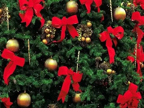 Kalėdų eglutės apdaila su lankais (35 nuotraukos): lankai su kamuoliais ir gėlėmis, su juostelėmis ir karoliukais, gražiai papuošė Kalėdų eglutę su raudonomis ir baltomis lankais 7640_8