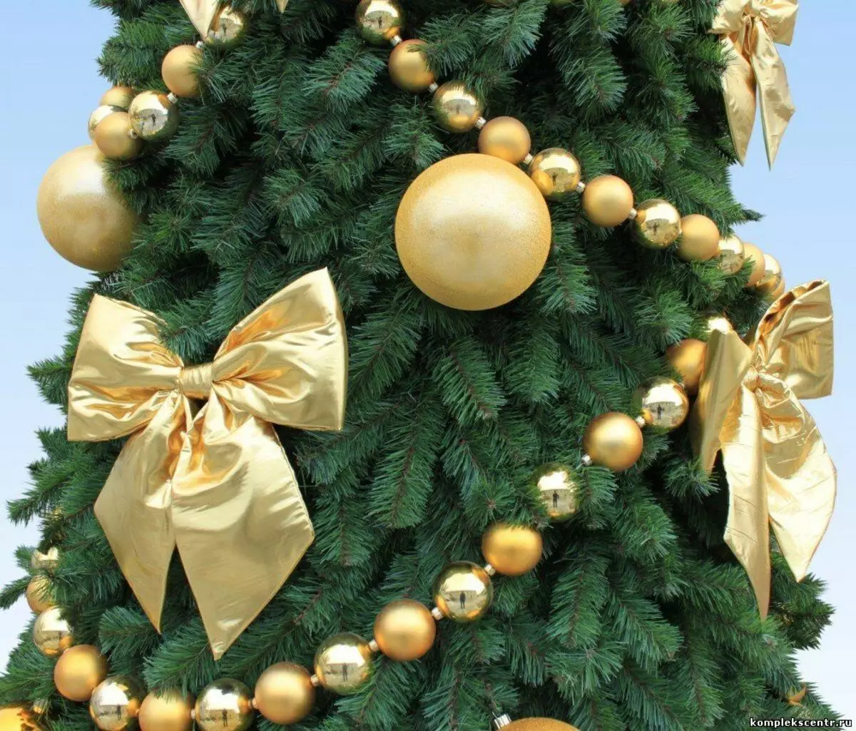 Produk Tangkal Natal sareng busur (35 Poto): Bows nganggo bal sareng kembang, sareng pita sareng banyak Natal sareng butah Natal sareng 7640_9