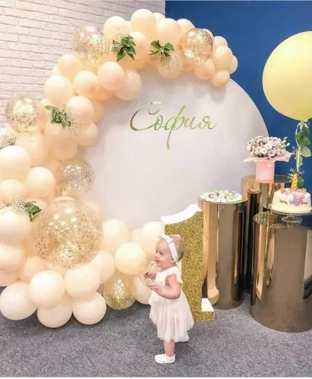 Runder Photowon (27 Fotos): Mit Bällen und Metallrahmen, Photowonen mit einem Banner für Hochzeit und Kinder. Wie erstellen Sie eine Fotokonose mit Ihren eigenen Händen? 7647_8