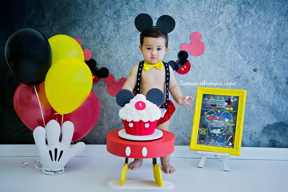 Photowon en 1 ano de idade (31 fotos): Deseño coas súas propias mans no apartamento, fotos para o aniversario das bolas e outras ideas 7653_18