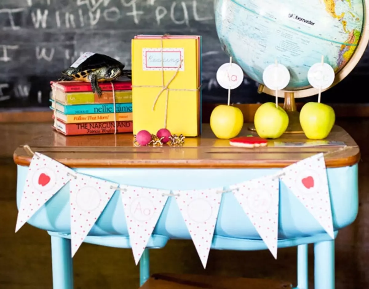 Photosone för lärarens dag (28 bilder): Hur man gör i skolan med egna händer? Banderoller för designfotokoner inomhus och dekoration med bollar, ursprungliga idéer 7655_16