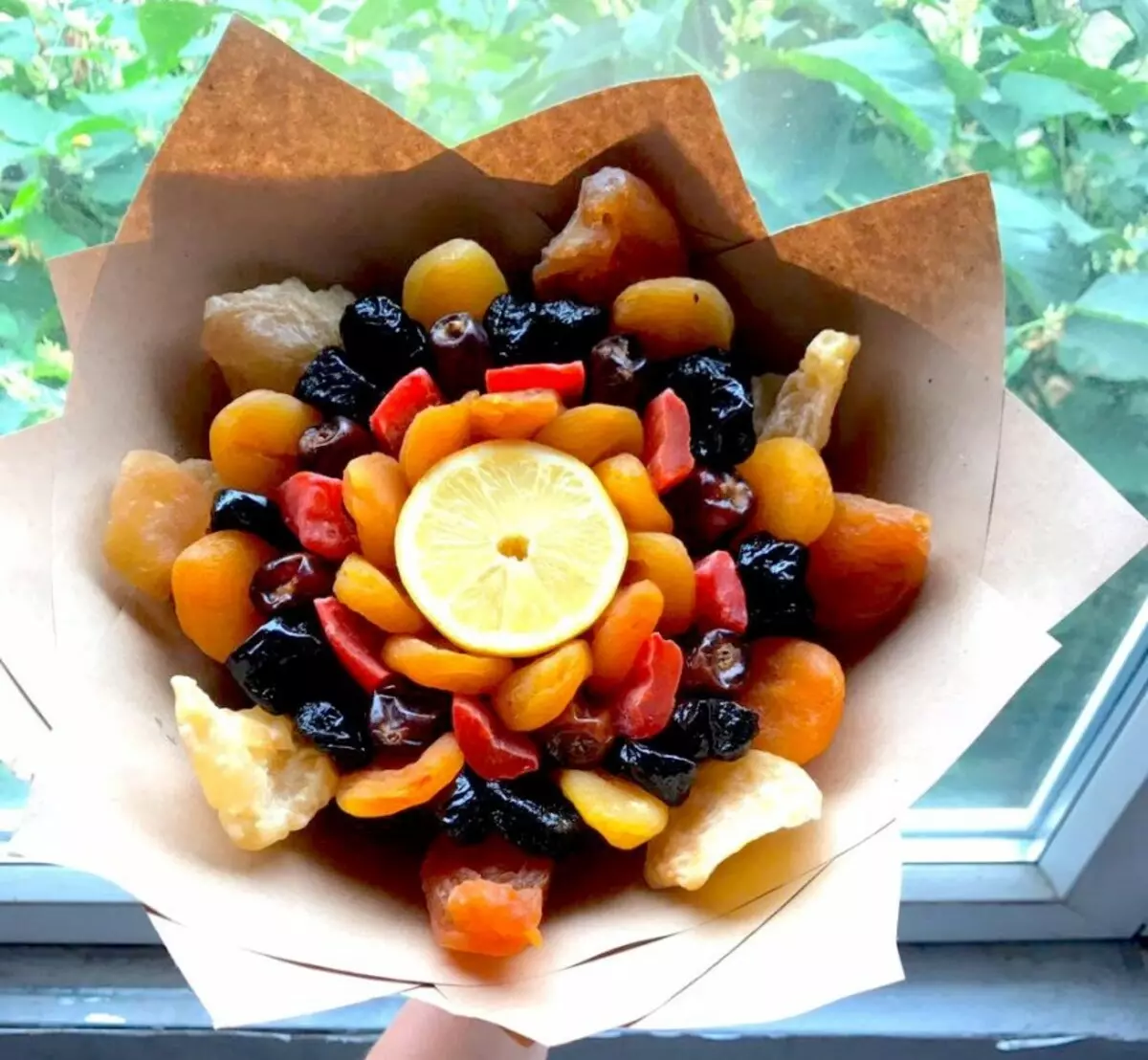 Δώρα από αποξηραμένα φρούτα και καρύδια: Πώς να πακετάρετε όμορφα ένα σύνολο αποξηραμένων φρούτων και καρυδιών; Πώς να τα βάλετε όμορφα σε ένα πιάτο; 7682_12