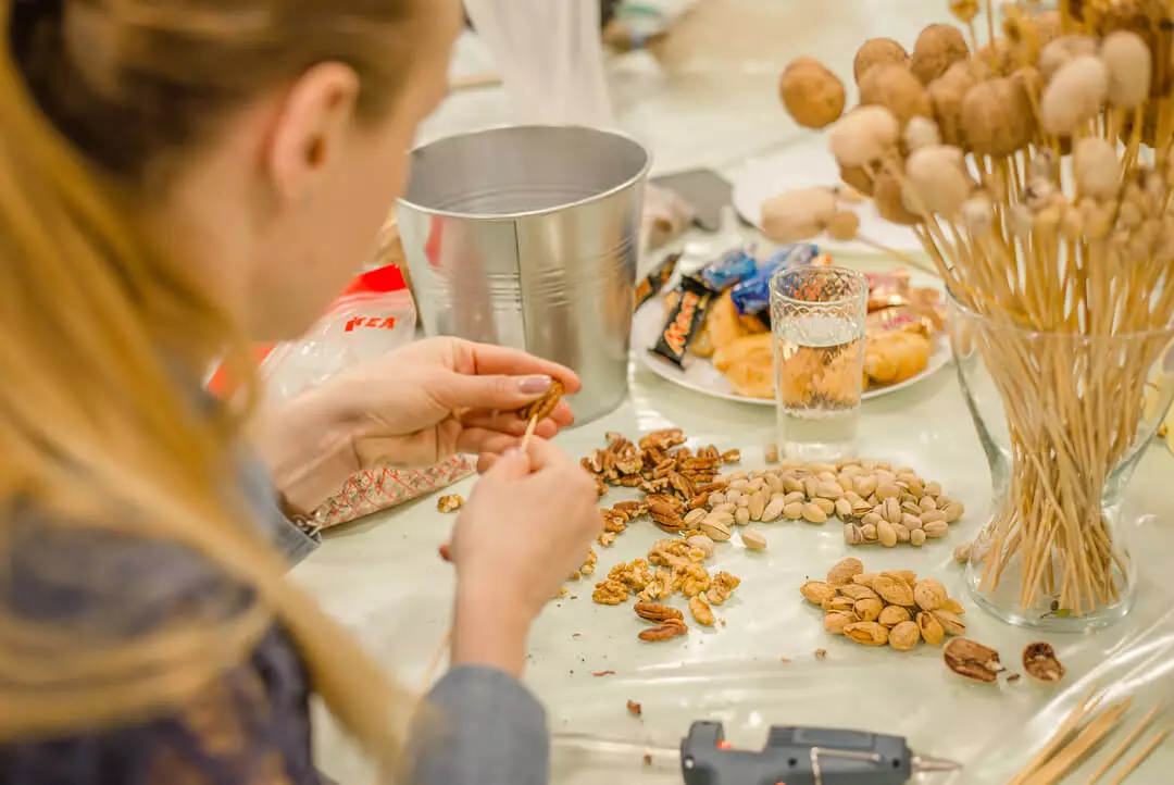 Gaver fra tørket frukt og nøtter: Hvordan kan du pakke et sett med tørkede frukter og valnøtter? Hvordan sette dem vakkert på en tallerken? 7682_22