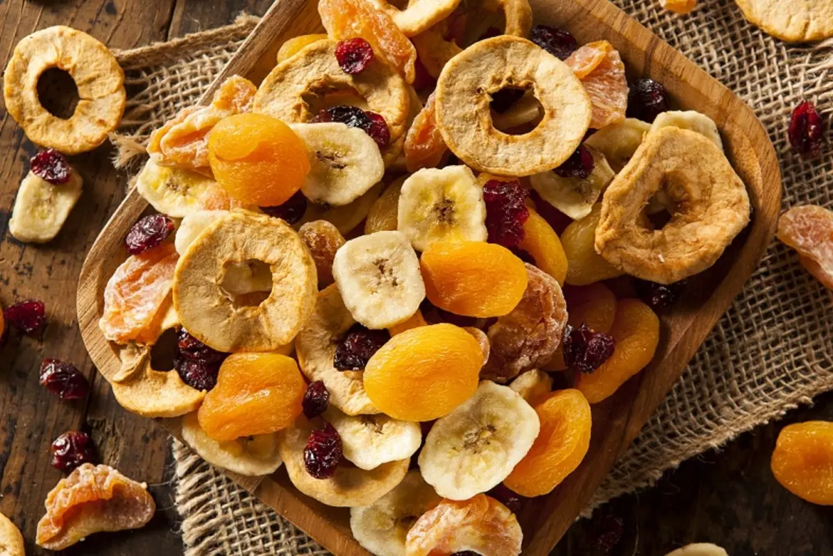 Gaver fra tørket frukt og nøtter: Hvordan kan du pakke et sett med tørkede frukter og valnøtter? Hvordan sette dem vakkert på en tallerken? 7682_8