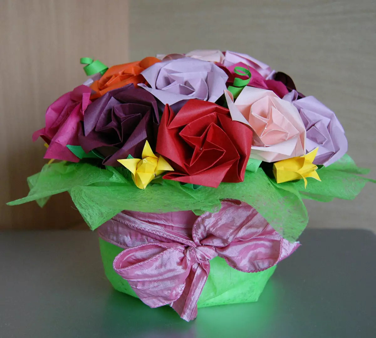 Букет без бумаги. Оригами подарок. Букет из бумаги. Подарочное оригами. Оригами букет роз.
