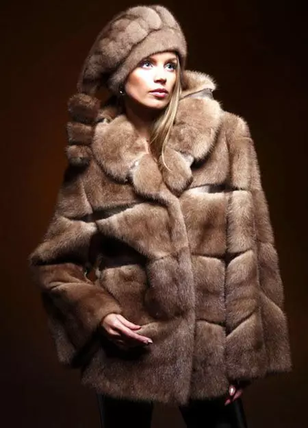 Какво да носите кожено палто (120 снимки): С какво шапка и обувки са износени, с които шуба е без яка, черен, сив, с кърпичка, изображения с кожено палто 768_7