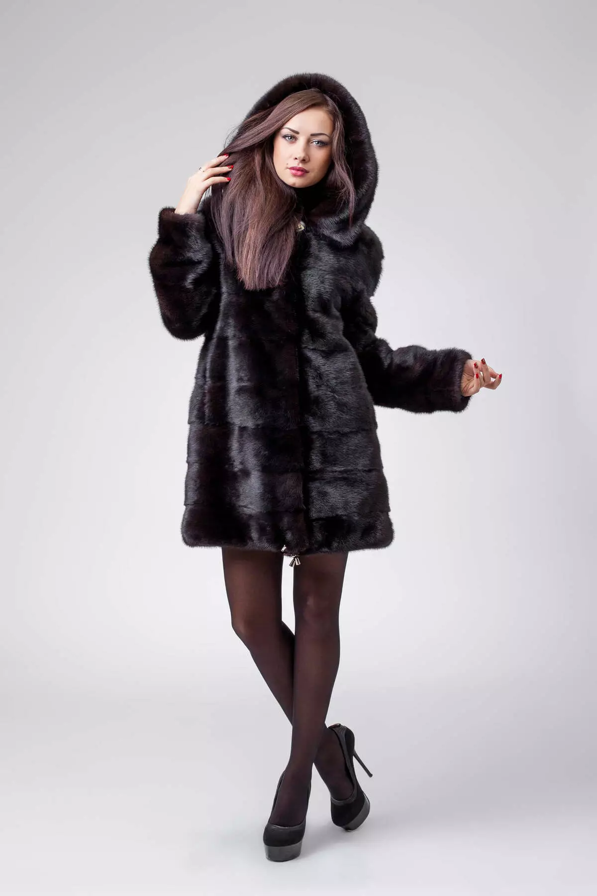 Τι να φορέσετε ένα παλτό γούνας (120 φωτογραφίες): Με ποιο καπάκι και τα παπούτσια φοριούνται, με τα οποία το γούνα είναι χωρίς ένα κολάρο, μαύρο, γκρι, με ένα μαντήλι, εικόνες με γούνα 768_83