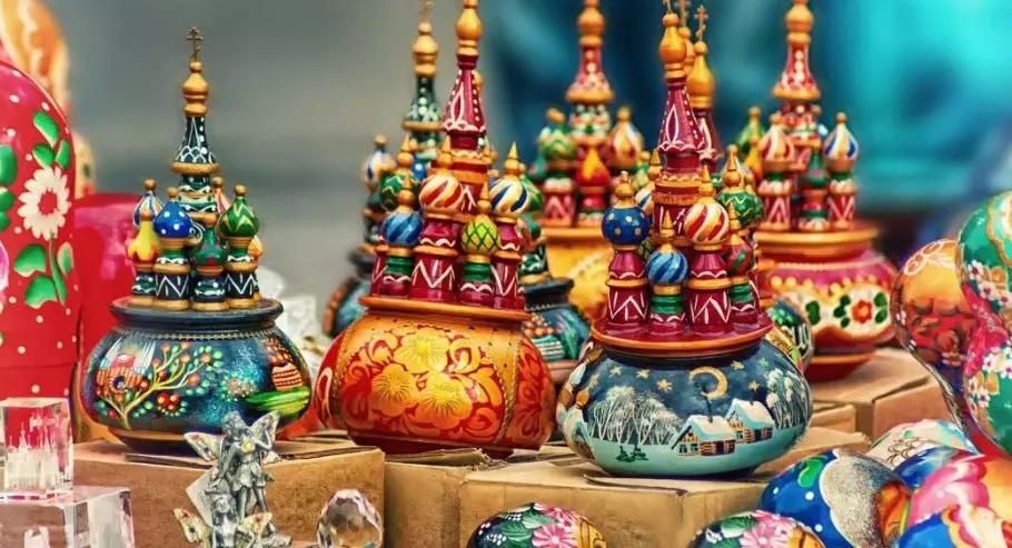 روس سے تحائف: ایک تحفہ کے طور پر غیر ملکی لانے کے لئے کیا؟ ماسکو کے ساتھ روسی تحفے غیر ملکی شراکت داروں اور ایک دوست کی یاد میں. روایتی روسی تحائف اور اصل خیالات 7704_19