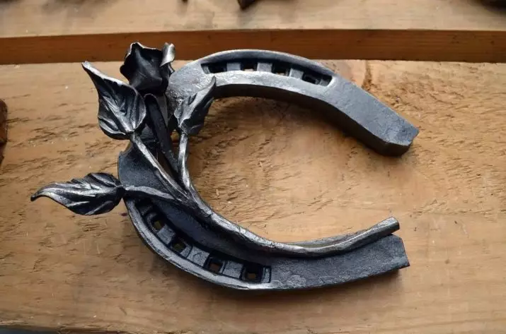 Souvenirs desgastados (36 fotos): herraduras artesanais e outros agasallos orixinais de metal 7706_28