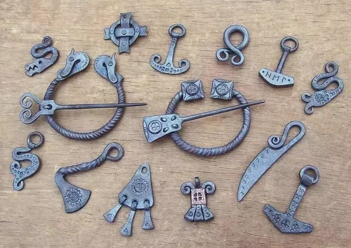 Souvenirs desgastados (36 fotos): herraduras artesanais e outros agasallos orixinais de metal 7706_30