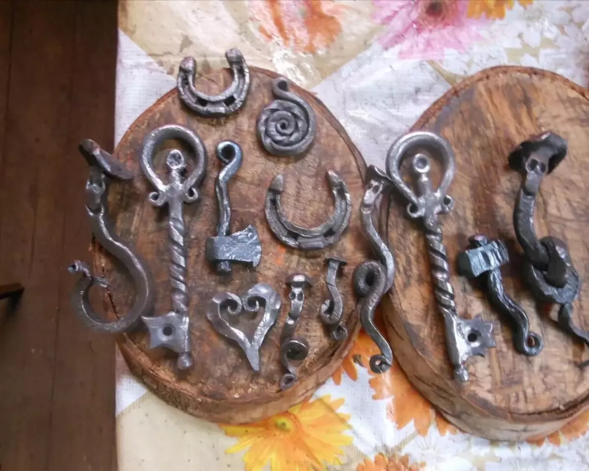 Souvenirs desgastados (36 fotos): herraduras artesanais e outros agasallos orixinais de metal 7706_6