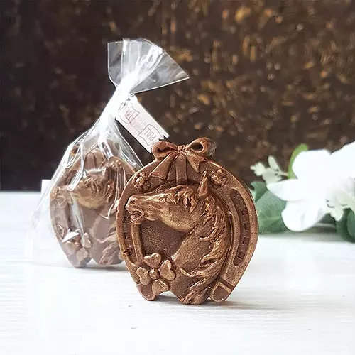 Chocolate impano (23 photos): Ni gute mwiza kugira gukuranwa chocolate nk'ingabire? Uko zoroheje mbere bahari kuva chocolate mu buryo intwaro cyangwa zodiac? Kubera iki ari chocolate handmade na ibyifuzo imbere? 7708_11