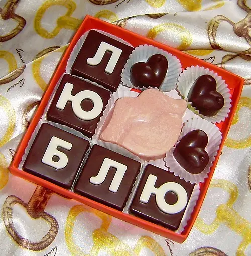 巧克力禮品（23張照片）：使巧克力套裝為禮物多麼美麗？如何以武器或黃道帶的形式出現來自巧克力的紀念品？有什麼原因是手工製作的巧克力與里面的願望？ 7708_18