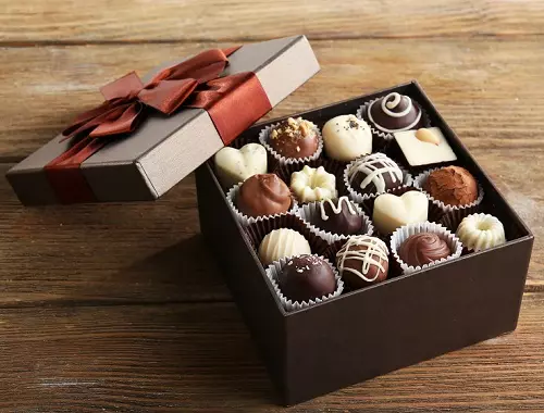 巧克力禮品（23張照片）：使巧克力套裝為禮物多麼美麗？如何以武器或黃道帶的形式出現來自巧克力的紀念品？有什麼原因是手工製作的巧克力與里面的願望？ 7708_22