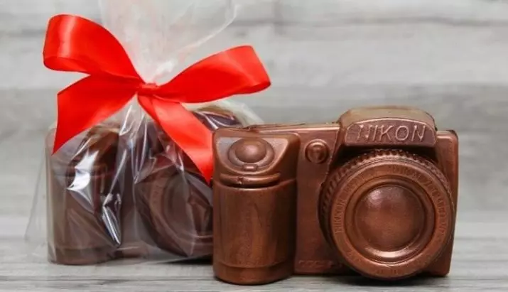 Presentes de chocolate (23 fotos): Quão linda para fazer conjuntos de chocolate como presente? Como apresentar originalmente lembranças de chocolate sob a forma de armas ou zodíaco? Por que razão é o chocolate artesanal com desejos dentro? 7708_3