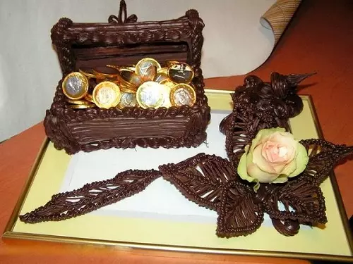 巧克力禮品（23張照片）：使巧克力套裝為禮物多麼美麗？如何以武器或黃道帶的形式出現來自巧克力的紀念品？有什麼原因是手工製作的巧克力與里面的願望？ 7708_5