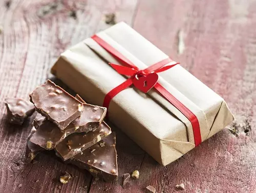 چاکلیٹ تحائف (23 فوٹو): ایک تحفہ کے طور پر چاکلیٹ سیٹ بنانے کے لئے کتنا خوبصورت؟ اصل میں ہتھیاروں یا رقم کی شکل میں چاکلیٹ سے تحائف کیسے پیش کرتے ہیں؟ کے اندر اندر خواہشات کے ساتھ ہاتھ سے تیار چاکلیٹ کیا وجہ ہے؟ 7708_6