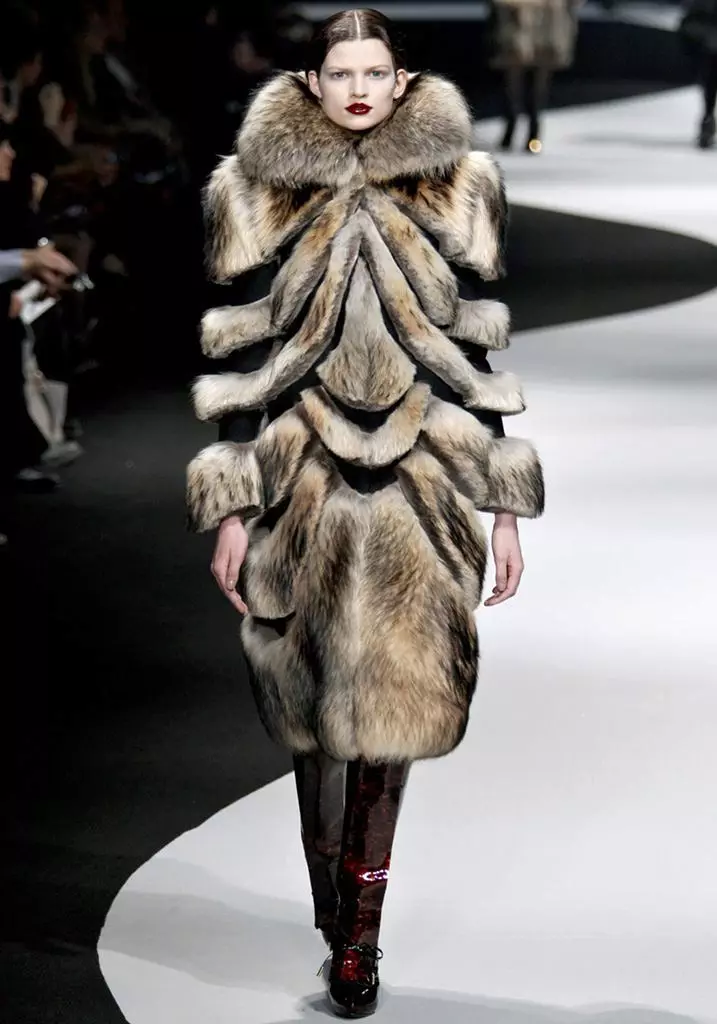 Spring Fur Sritt 2021 (108 fotografií): Sadz kabát s kapucňou, teplým, fínskym, recenziami 772_30