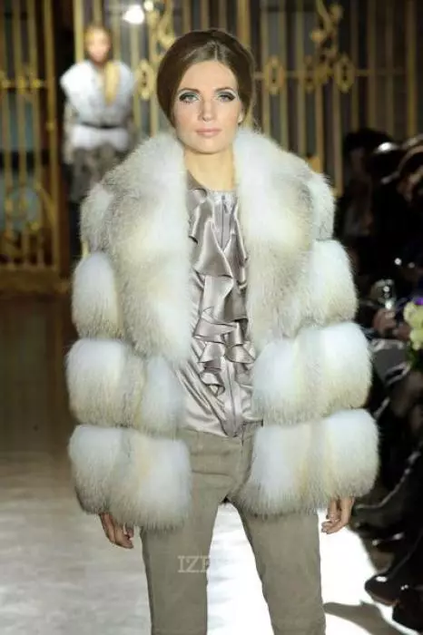 Spring Fur Sritt 2021 (108 fotografií): Sadz kabát s kapucňou, teplým, fínskym, recenziami 772_33