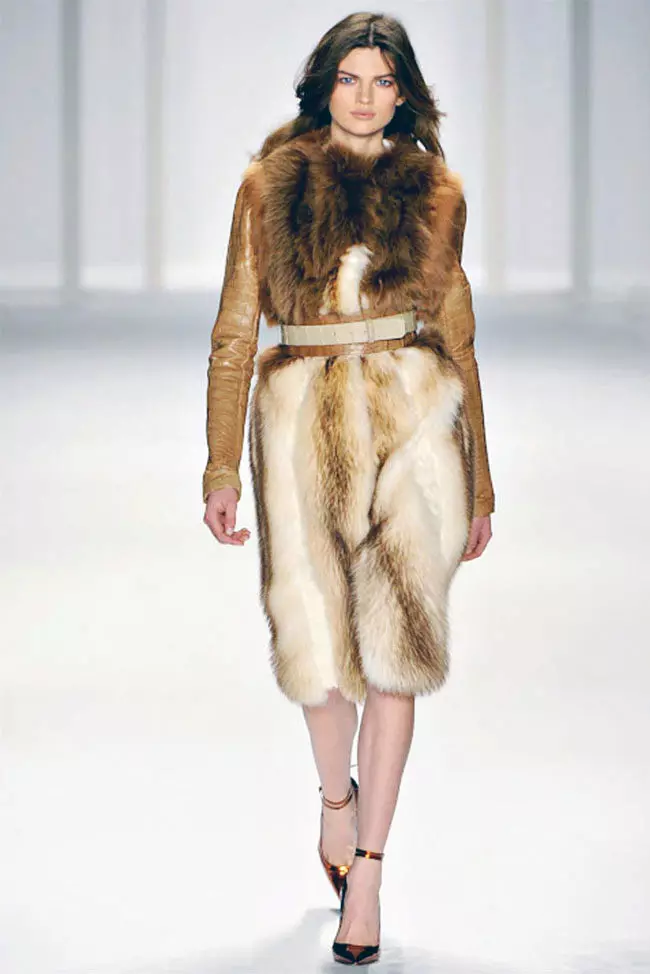 Spring Fur Sritt 2021 (108 fotografií): Sadz kabát s kapucňou, teplým, fínskym, recenziami 772_51