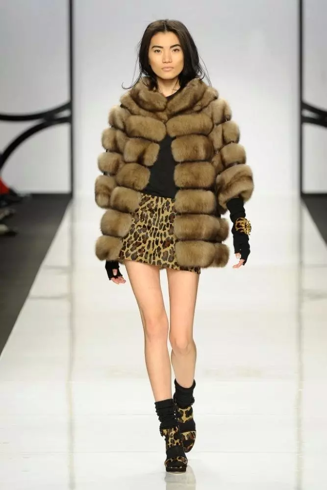 Spring Fur Sritt 2021 (108 fotografií): Sadz kabát s kapucňou, teplým, fínskym, recenziami 772_53