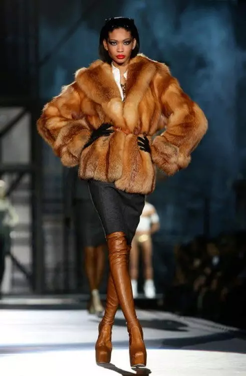 Spring Fur Sritt 2021 (108 fotografií): Sadz kabát s kapucňou, teplým, fínskym, recenziami 772_56