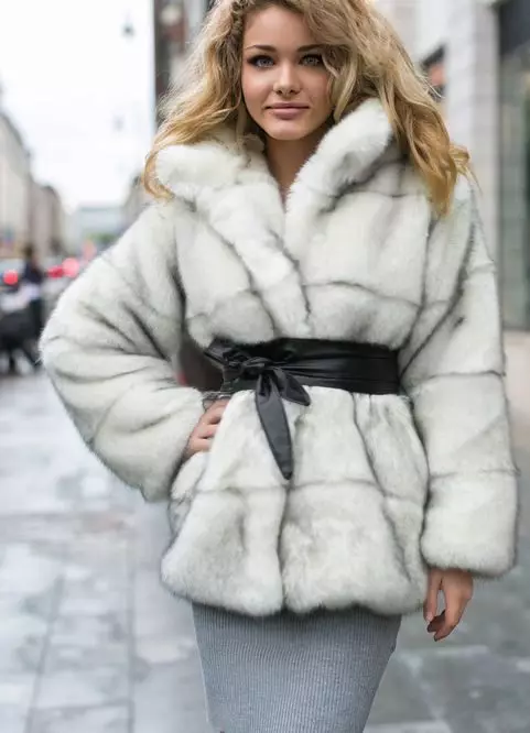 Spring Fur Sritt 2021 (108 fotografií): Sadz kabát s kapucňou, teplým, fínskym, recenziami 772_60