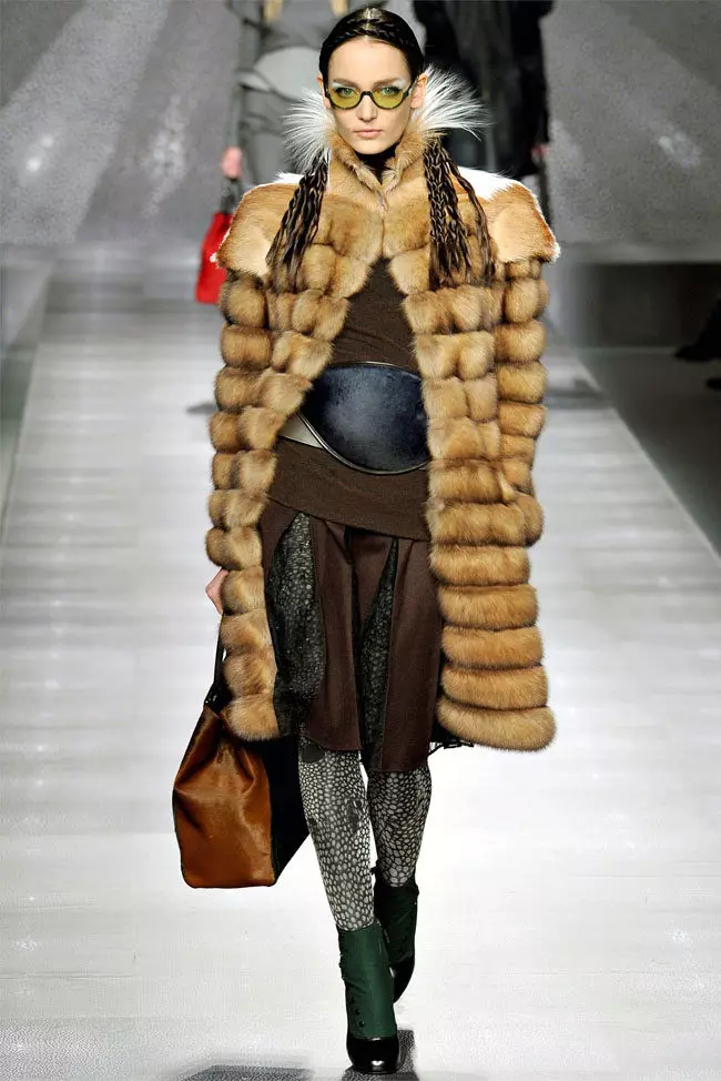 Spring Fur Sritt 2021 (108 fotografií): Sadz kabát s kapucňou, teplým, fínskym, recenziami 772_63