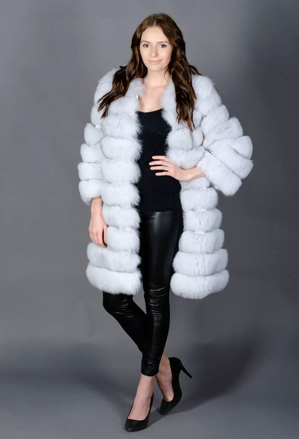 Spring Fur Sritt 2021 (108 fotografií): Sadz kabát s kapucňou, teplým, fínskym, recenziami 772_82