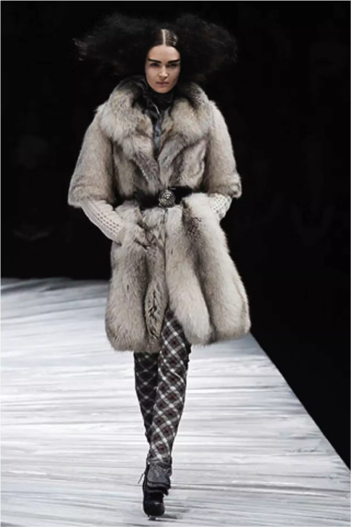 Spring Fur Sritt 2021 (108 fotografií): Sadz kabát s kapucňou, teplým, fínskym, recenziami 772_86