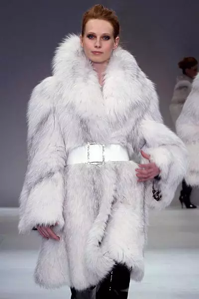 Spring Fur Sritt 2021 (108 fotografií): Sadz kabát s kapucňou, teplým, fínskym, recenziami 772_94