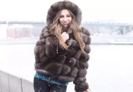 Spring Fur Sritt 2021 (108 fotografií): Sadz kabát s kapucňou, teplým, fínskym, recenziami 772_96