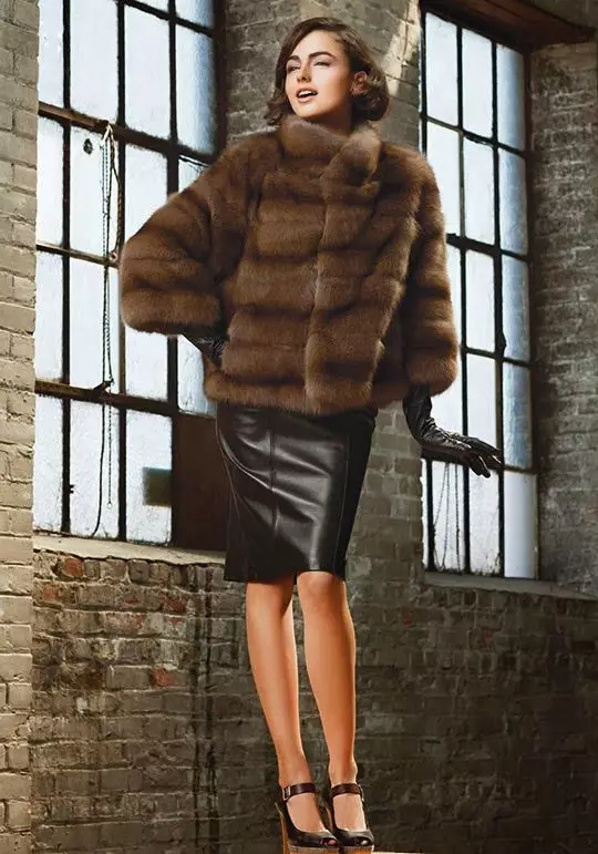 Spring Fur Sritt 2021 (108 fotografií): Sadz kabát s kapucňou, teplým, fínskym, recenziami 772_98