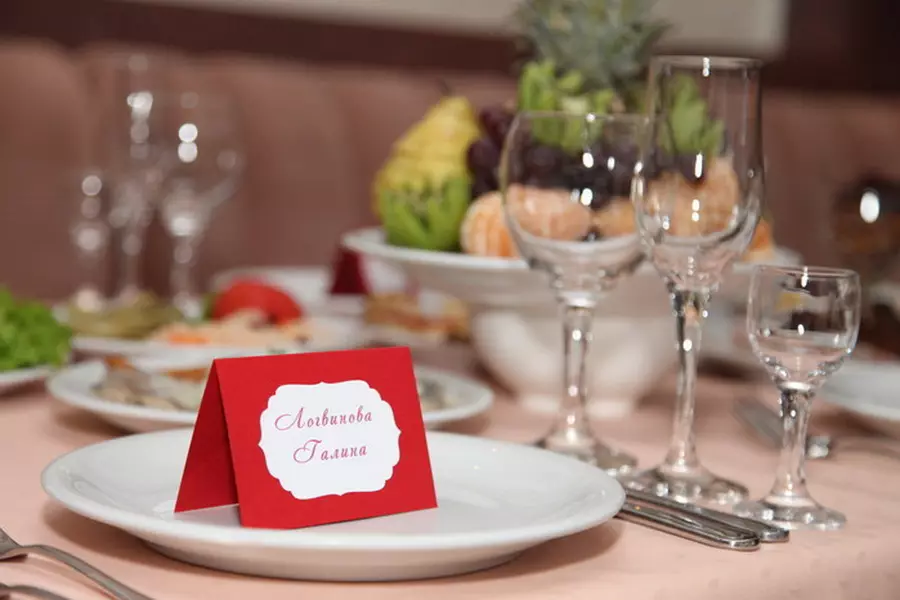 Имя столик. Рассадочные карточки на свадьбу. Свадебные таблички на стол. Таблички на стол для банкета. Рассадочные карточки на банкет.