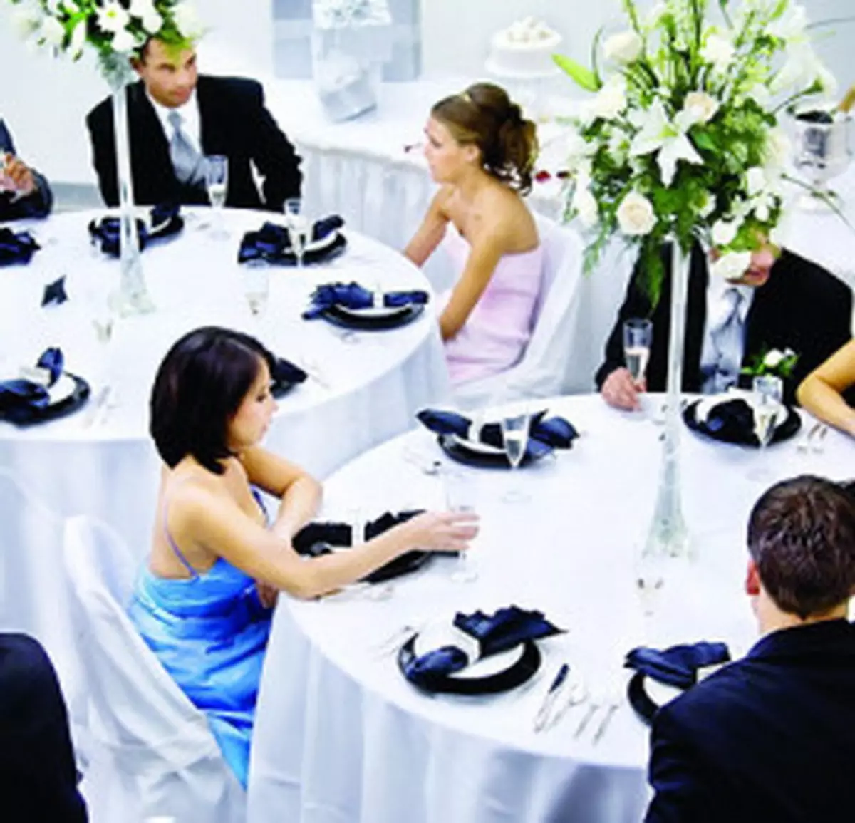 Много гостей за столом. Свадебный стол для гостей. Гости на свадьбе за столом. Банкет люди за столом. Свадебный стол с людьми.